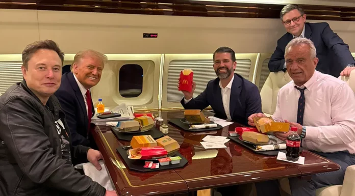 Elon Musk Creates A Stir Online After Astute Fans Notice an Intriguing Detail in a Trump Photo