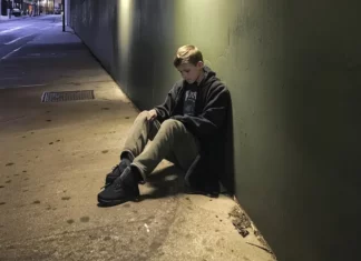 Wealthy man humiliates a young shoe shiner