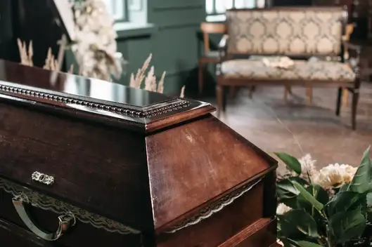 Dog’s barking at a funeral exposes an empty coffin.