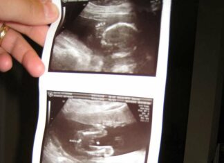 My daughter found a picture in her dad’s suitcase – It made me faint