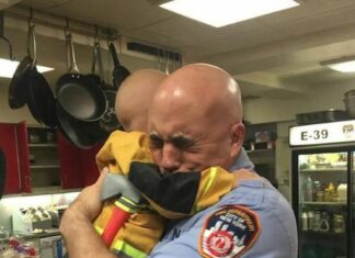 While working as a single mom at a diner, I lost track of my son – his words to a firefighter brought us all to tears