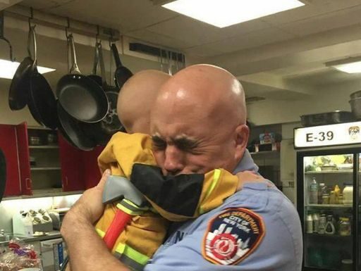 While working as a single mom at a diner, I lost track of my son – his words to a firefighter brought us all to tears