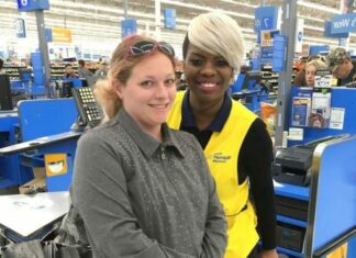 Store cashier slipped me cash – the receipt made my blood ran cold