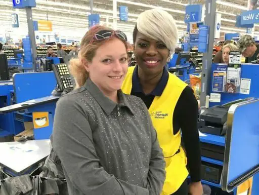 Store cashier slipped me cash – the receipt made my blood ran cold