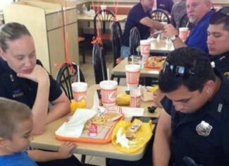 Officer tied little boy’s shoe -seconds later, everyone froze