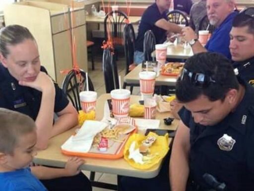 Officer tied little boy’s shoe -seconds later, everyone froze