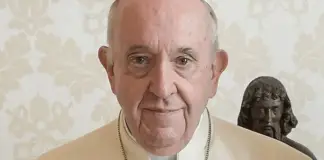 Emotional moment as nun breaks protocol beside Pope Francis’ casket
