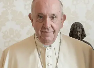 Emotional moment as nun breaks protocol beside Pope Francis’ casket