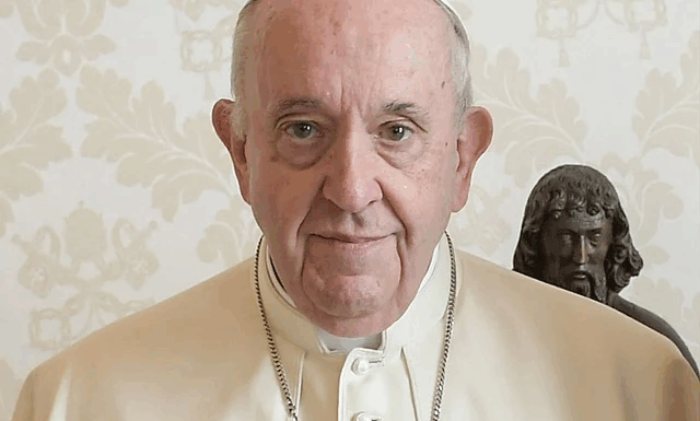 Emotional moment as nun breaks protocol beside Pope Francis’ casket