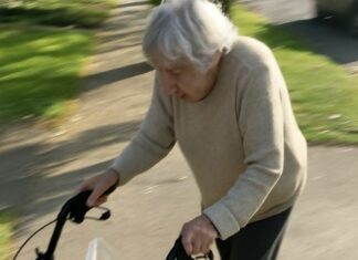 She walked six blocks with a rollator only to show kindness to her neighbor
