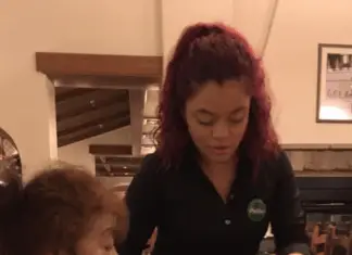 79-year-old mom chooses comfy corner seat at Olive Garden – Then something incredible happens