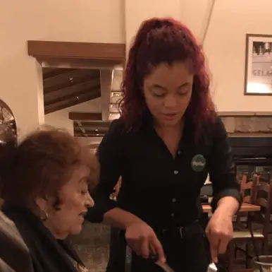 79-year-old mom chooses comfy corner seat at Olive Garden – Then something incredible happens