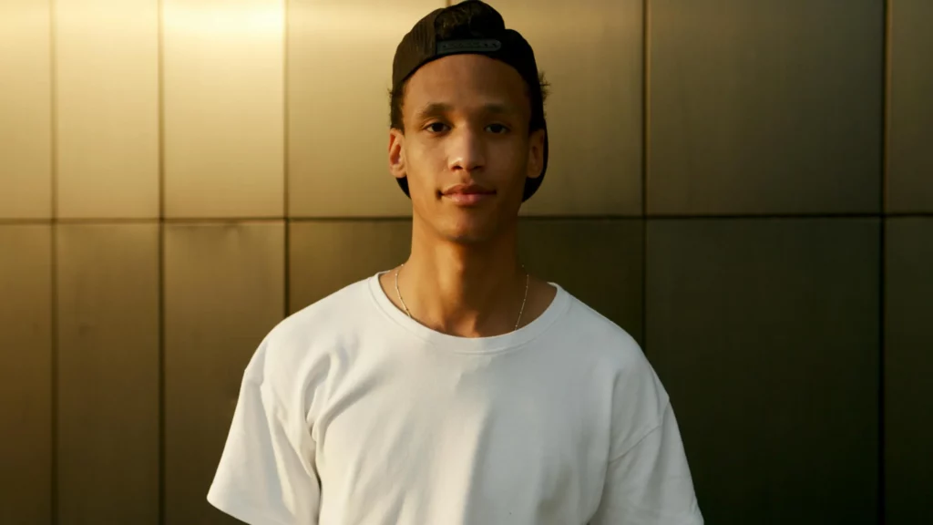 Teenager founds an abandoned baby.