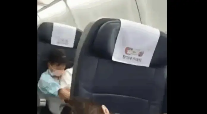 Entitled parents tried to ban me from eating on a plane—Guess who caused the real scene