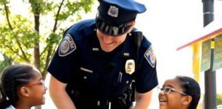 Neighbor calls the cops on two little girls selling lemonade — but she picked the wrong officer