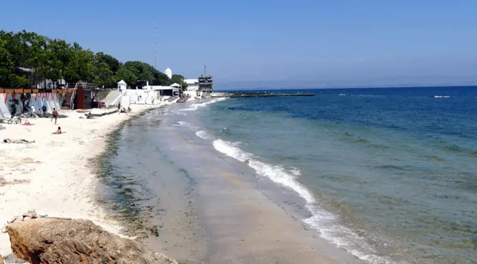 Three beachgoers dead after sea mines wash up on beach and explode at popular tourist spot