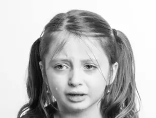 I returned to an empty house: my husband, my daughter, and their belongings were missing — her AirTag led me to the airport