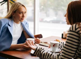 10 subtle signs people show when they don’t like you (but won’t say it outright)
