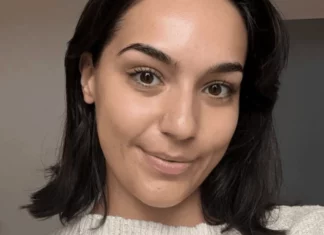 Woman, 26, with excessive itching diagnosed herself with cancer after being dismissed by doctors