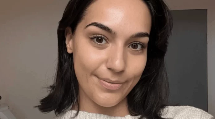 Woman, 26, with excessive itching diagnosed herself with cancer after being dismissed by doctors