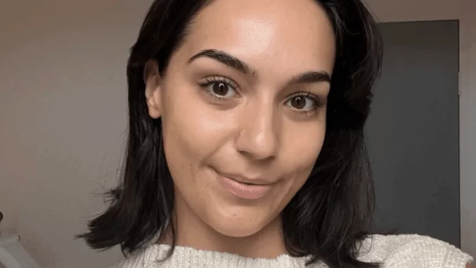 Woman, 26, with excessive itching diagnosed herself with cancer after being dismissed by doctors