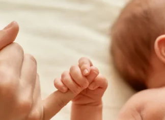 I gave birth alone, but everything changed when the doctor saw my son and asked about his father