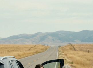 Daughter abandoned her mother by the road and drove away, trying to get rid of her, not assuming what would happen next